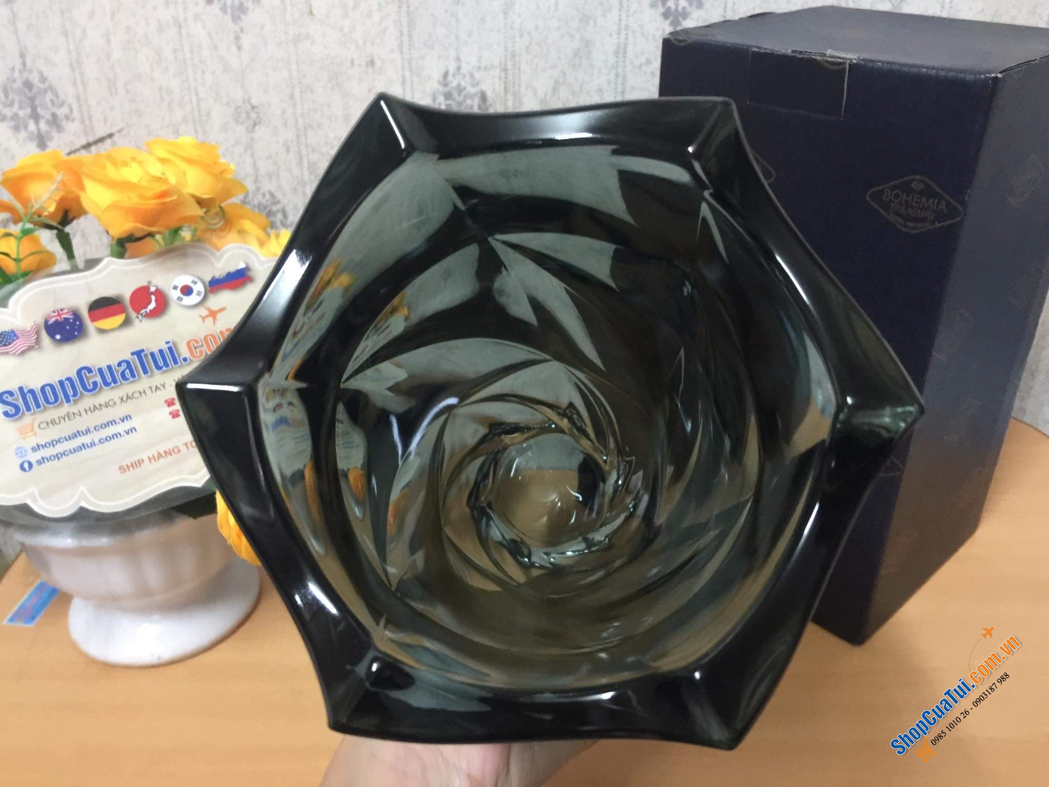 Lọ hoa cao cấp Bohemia Flamenco 30cm - thiết kế tinh khiết và tươi sáng của thủy tinh pha lê, kết hợp với đường nét xoắn nhẹ tạo độ phản quang và nổi bật