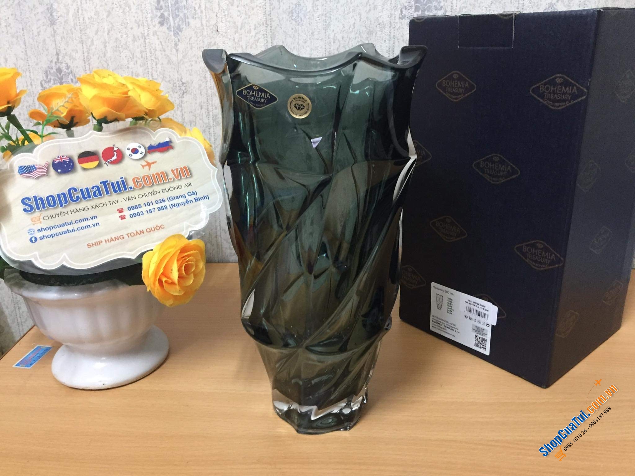 Lọ hoa cao cấp Bohemia Flamenco 30cm - thiết kế tinh khiết và tươi sáng của thủy tinh pha lê, kết hợp với đường nét xoắn nhẹ tạo độ phản quang và nổi bật