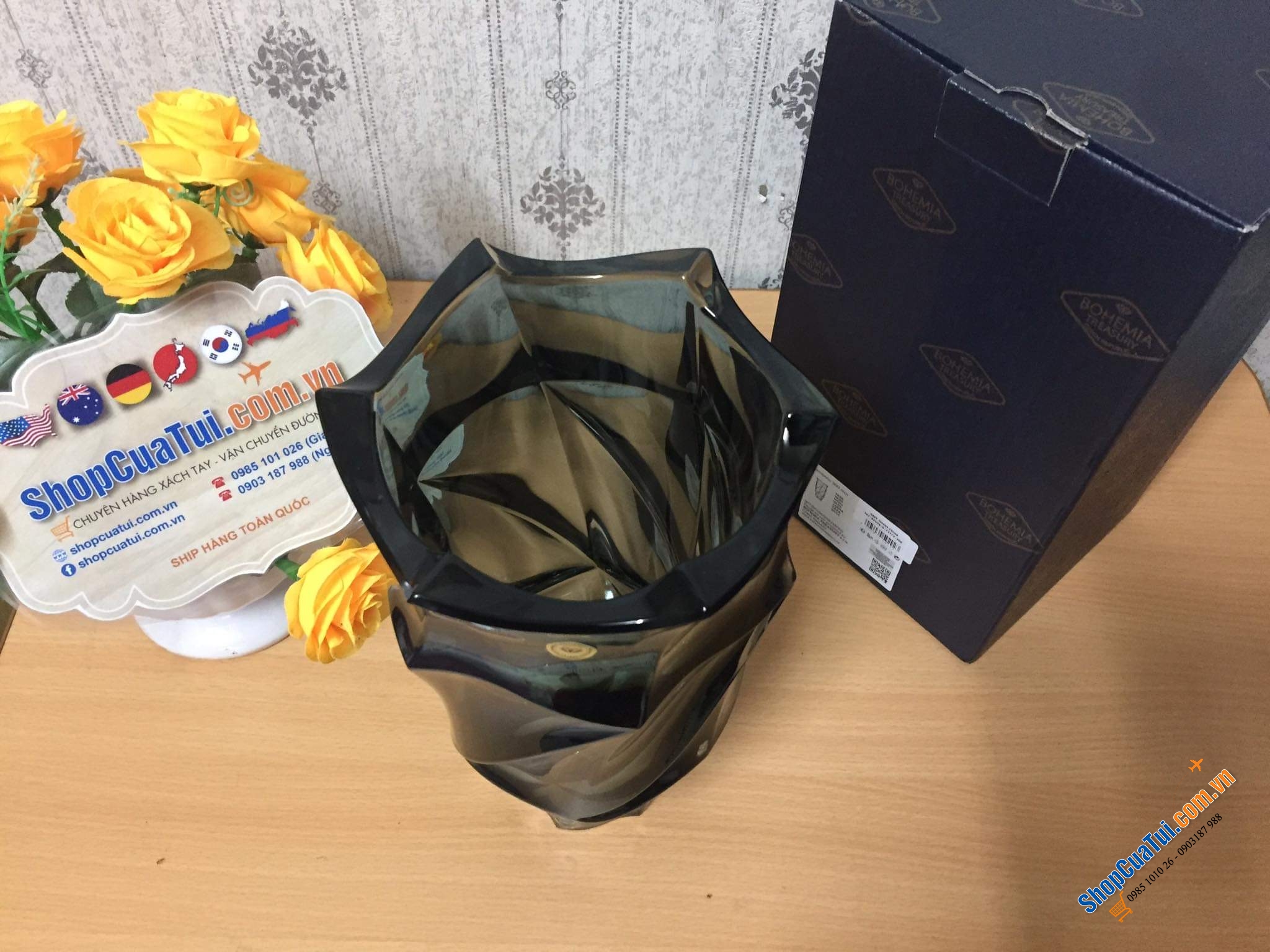 Lọ hoa cao cấp Bohemia Flamenco 30cm - thiết kế tinh khiết và tươi sáng của thủy tinh pha lê, kết hợp với đường nét xoắn nhẹ tạo độ phản quang và nổi bật