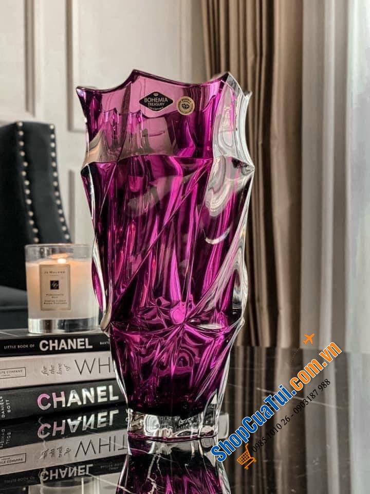 Lọ hoa cao cấp Bohemia Flamenco 30cm - thiết kế tinh khiết và tươi sáng của thủy tinh pha lê, kết hợp với đường nét xoắn nhẹ tạo độ phản quang và nổi bật