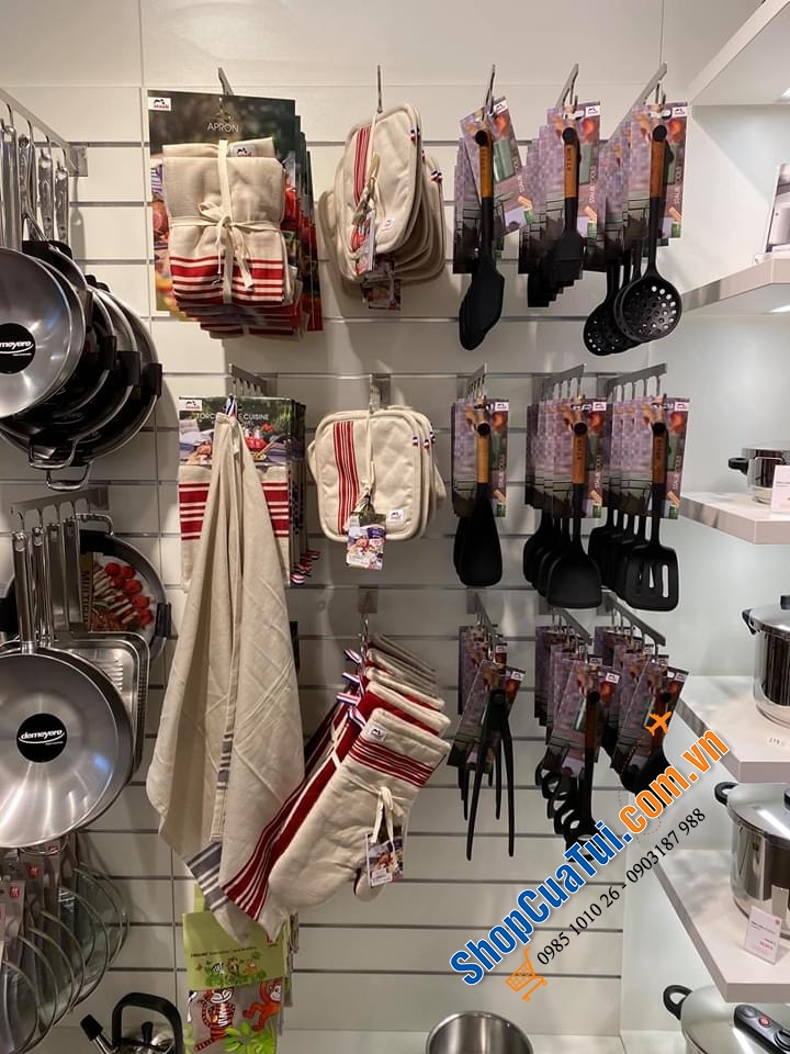 GĂNG TAY DÙNG LÒ NƯỚNG STAUB màu đỏ