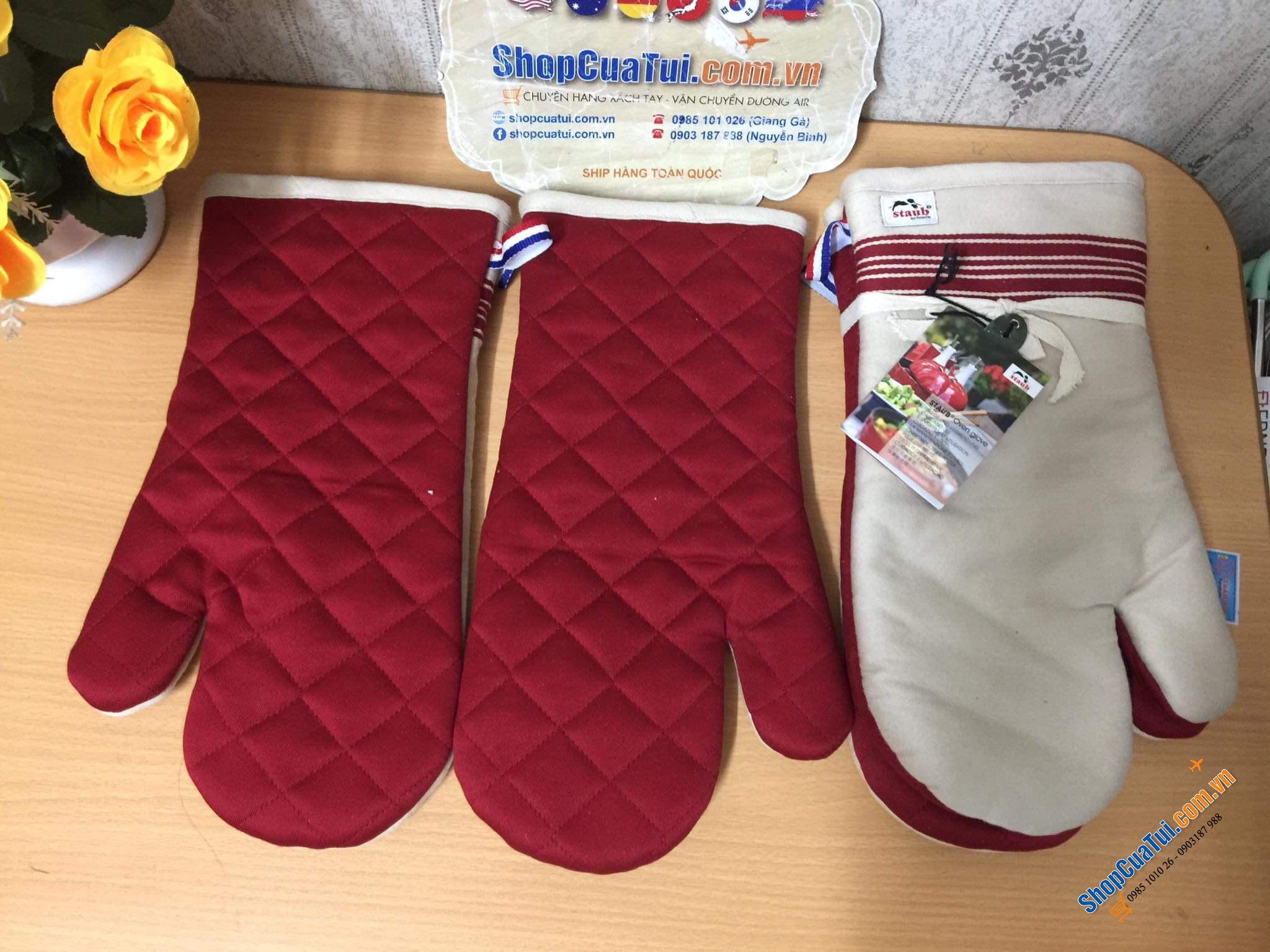 GĂNG TAY DÙNG LÒ NƯỚNG STAUB màu đỏ
