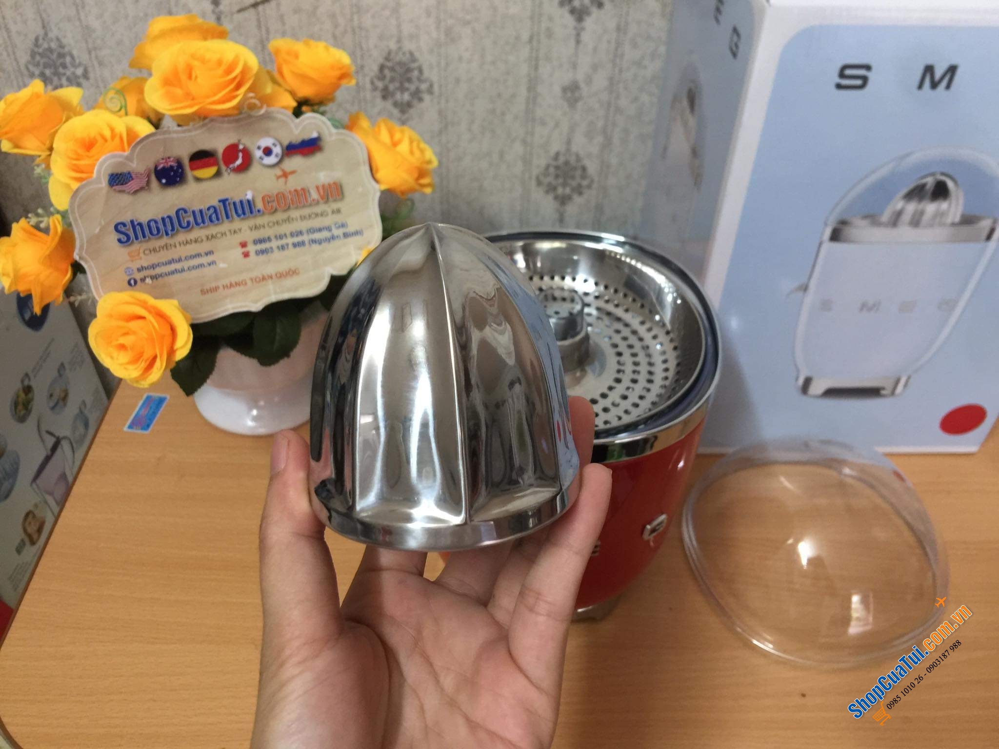 MÁY VẮT CAM SMEG MÀU ĐỎ - ĐỘNG CƠ 70W BẬT TẮT TỰ ĐỘNG dễ dàng cho ly nước cam với lực nhẹ, thiết kế sang trọng từ thương hiệu nổi tiếng