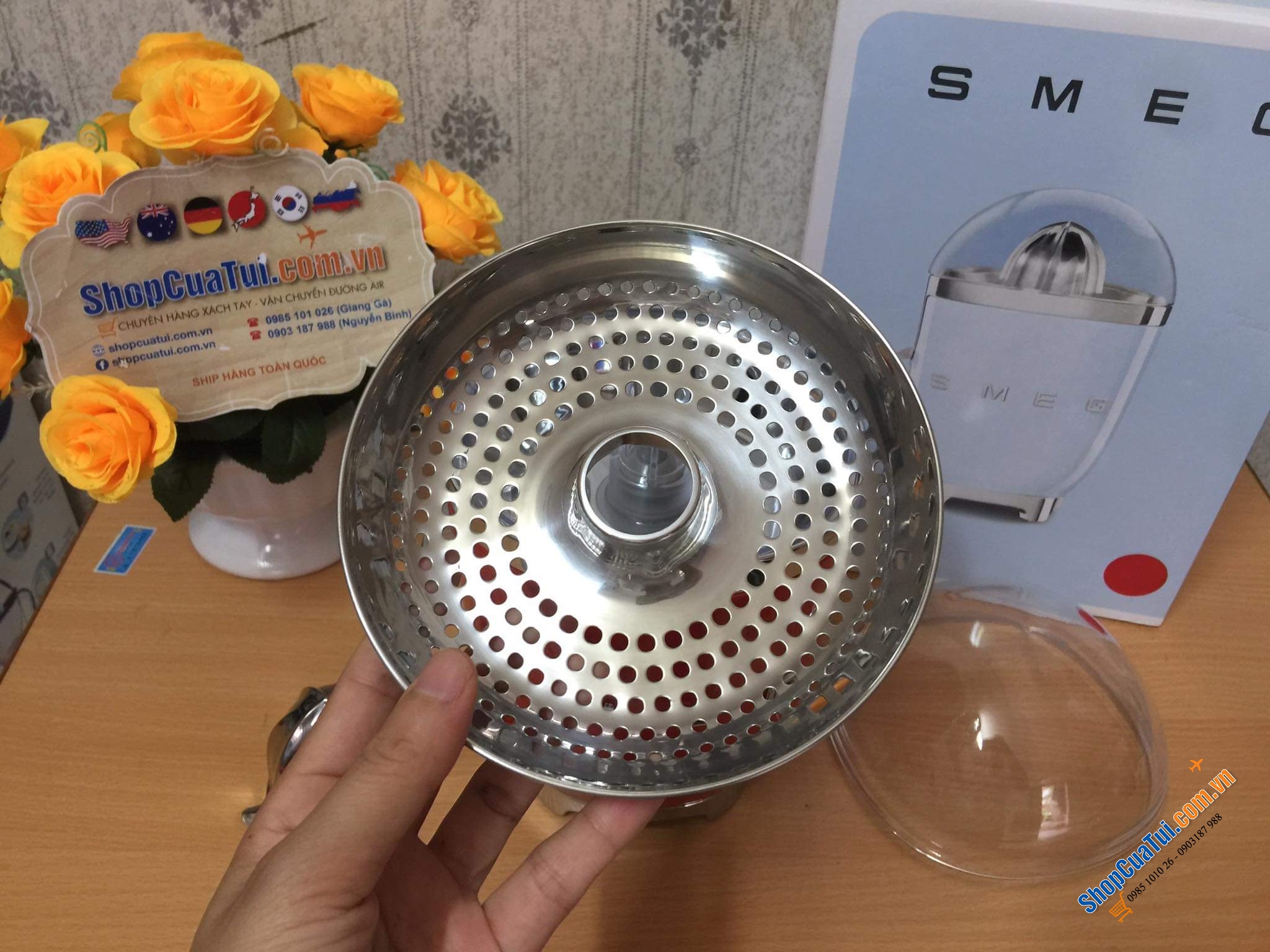 MÁY VẮT CAM SMEG MÀU ĐỎ - ĐỘNG CƠ 70W BẬT TẮT TỰ ĐỘNG dễ dàng cho ly nước cam với lực nhẹ, thiết kế sang trọng từ thương hiệu nổi tiếng