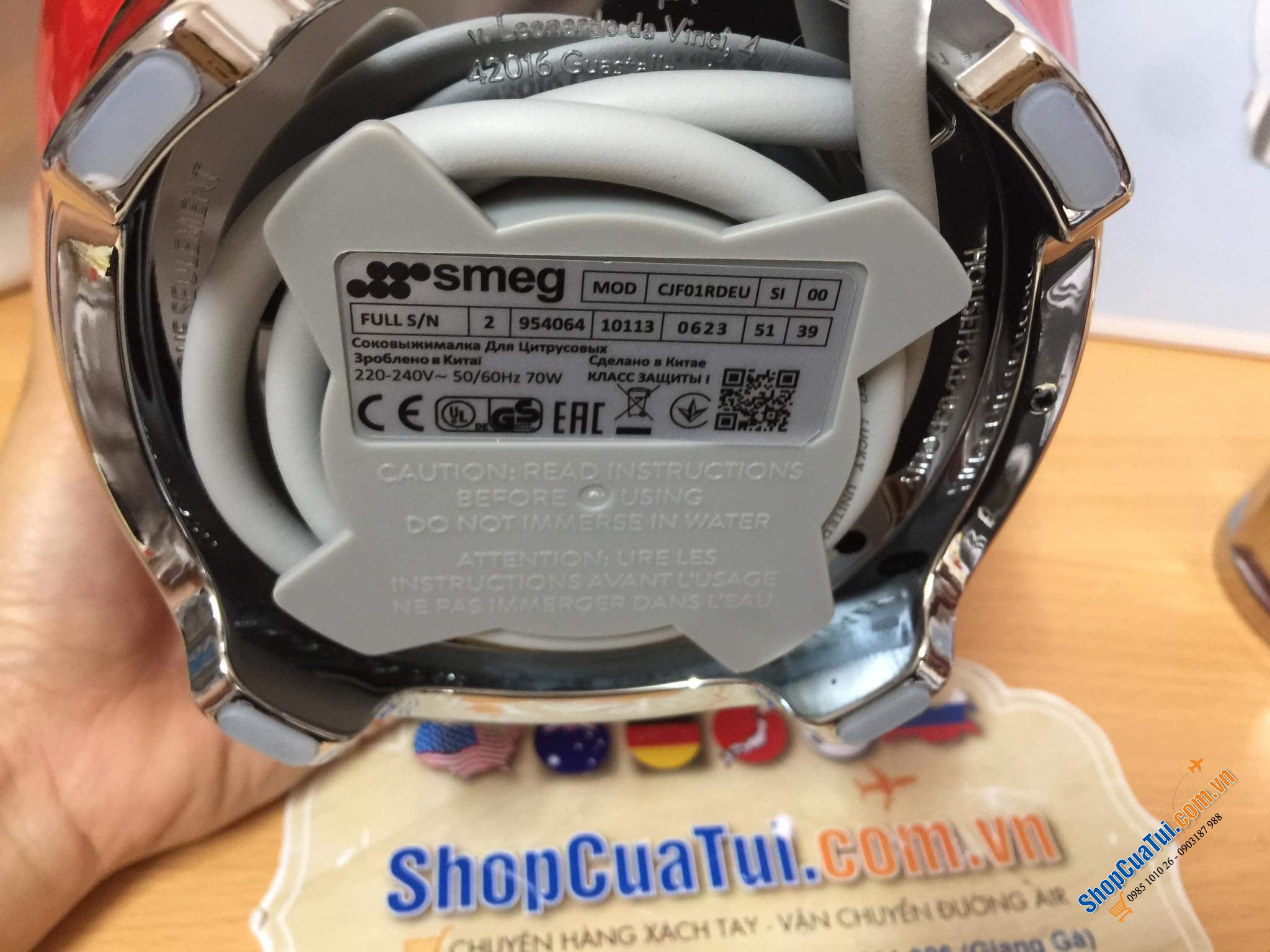 MÁY VẮT CAM SMEG MÀU ĐỎ - ĐỘNG CƠ 70W BẬT TẮT TỰ ĐỘNG dễ dàng cho ly nước cam với lực nhẹ, thiết kế sang trọng từ thương hiệu nổi tiếng