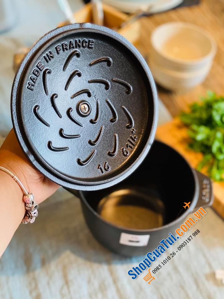 NỒI STAUB GOHAN PHIÊN BẢN ĐEN NÚM VÀNG 16 CM.