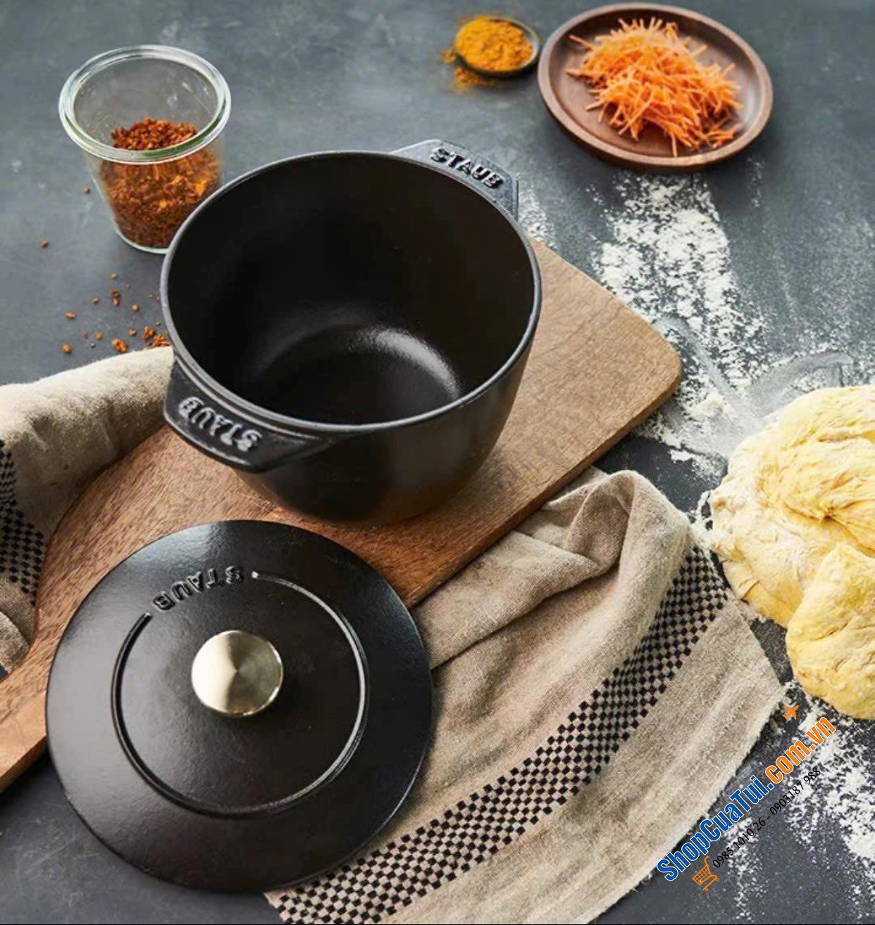 NỒI STAUB GOHAN PHIÊN BẢN ĐEN NÚM VÀNG 16 CM.