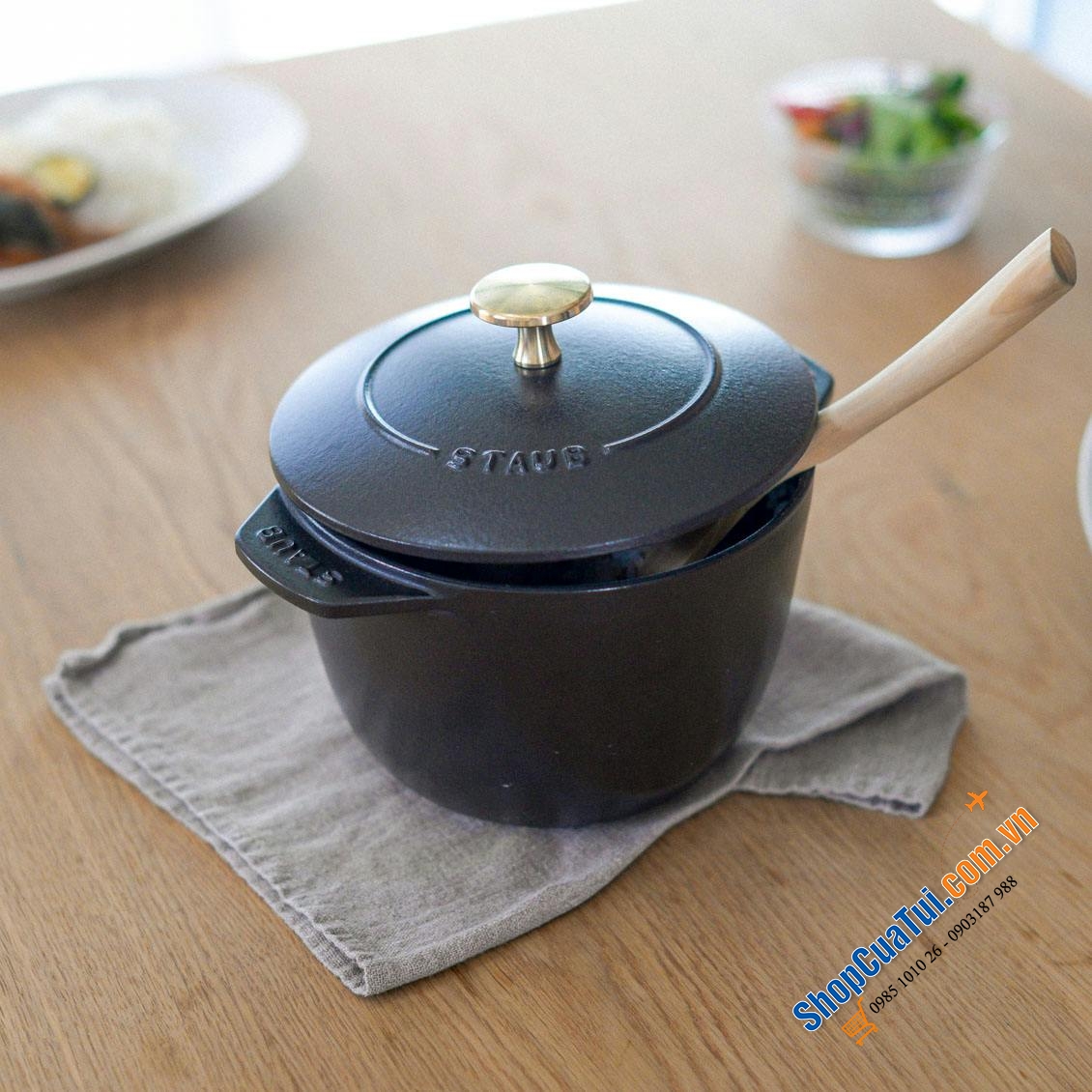 NỒI STAUB GOHAN PHIÊN BẢN ĐEN NÚM VÀNG 16 CM.