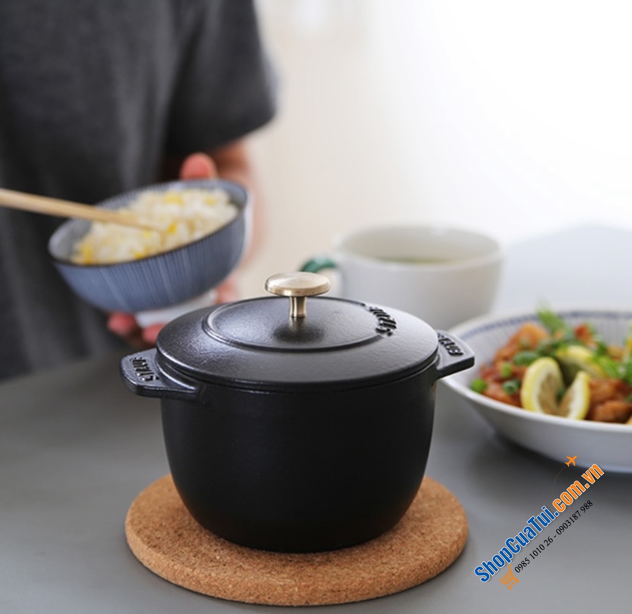 NỒI STAUB GOHAN PHIÊN BẢN ĐEN NÚM VÀNG 16 CM.