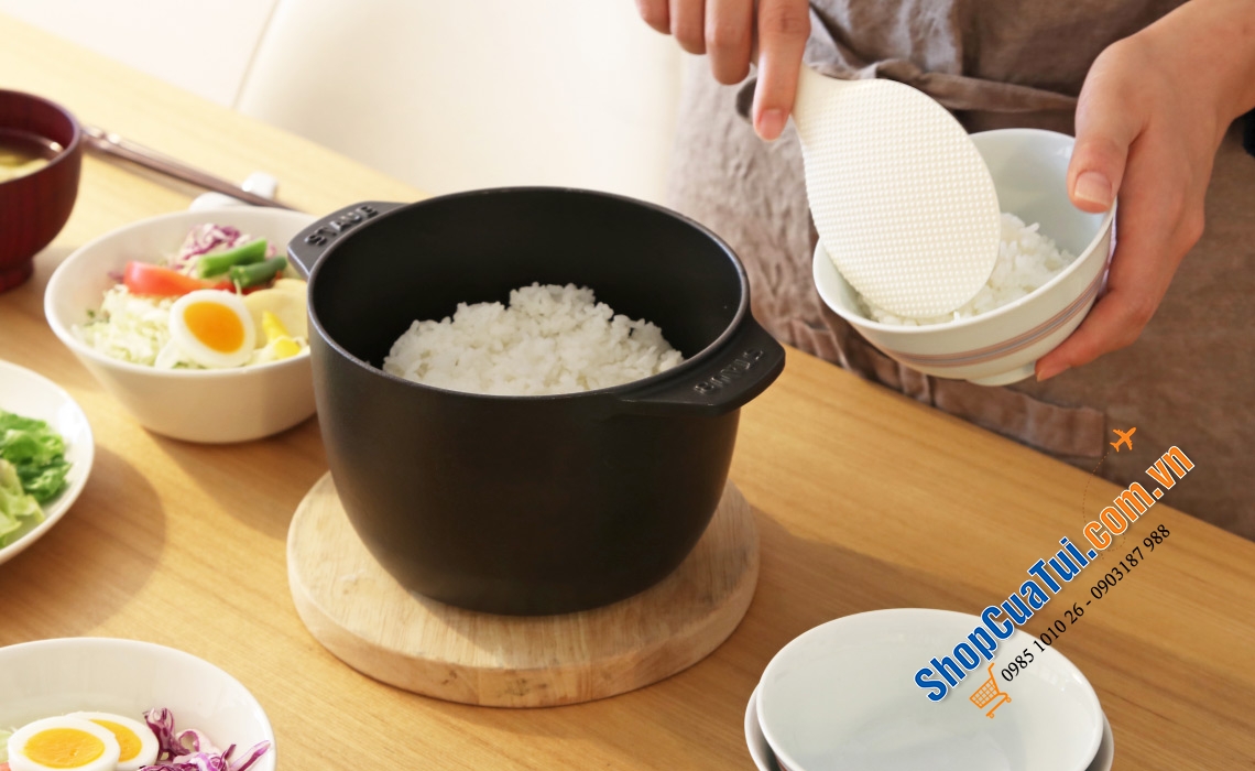 NỒI STAUB GOHAN PHIÊN BẢN ĐEN NÚM VÀNG 16 CM.