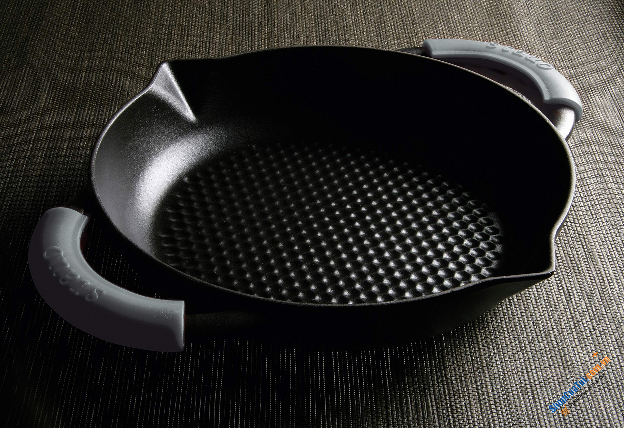 LÓT NỒI SILICON STAUB GERMANY. Màu xám