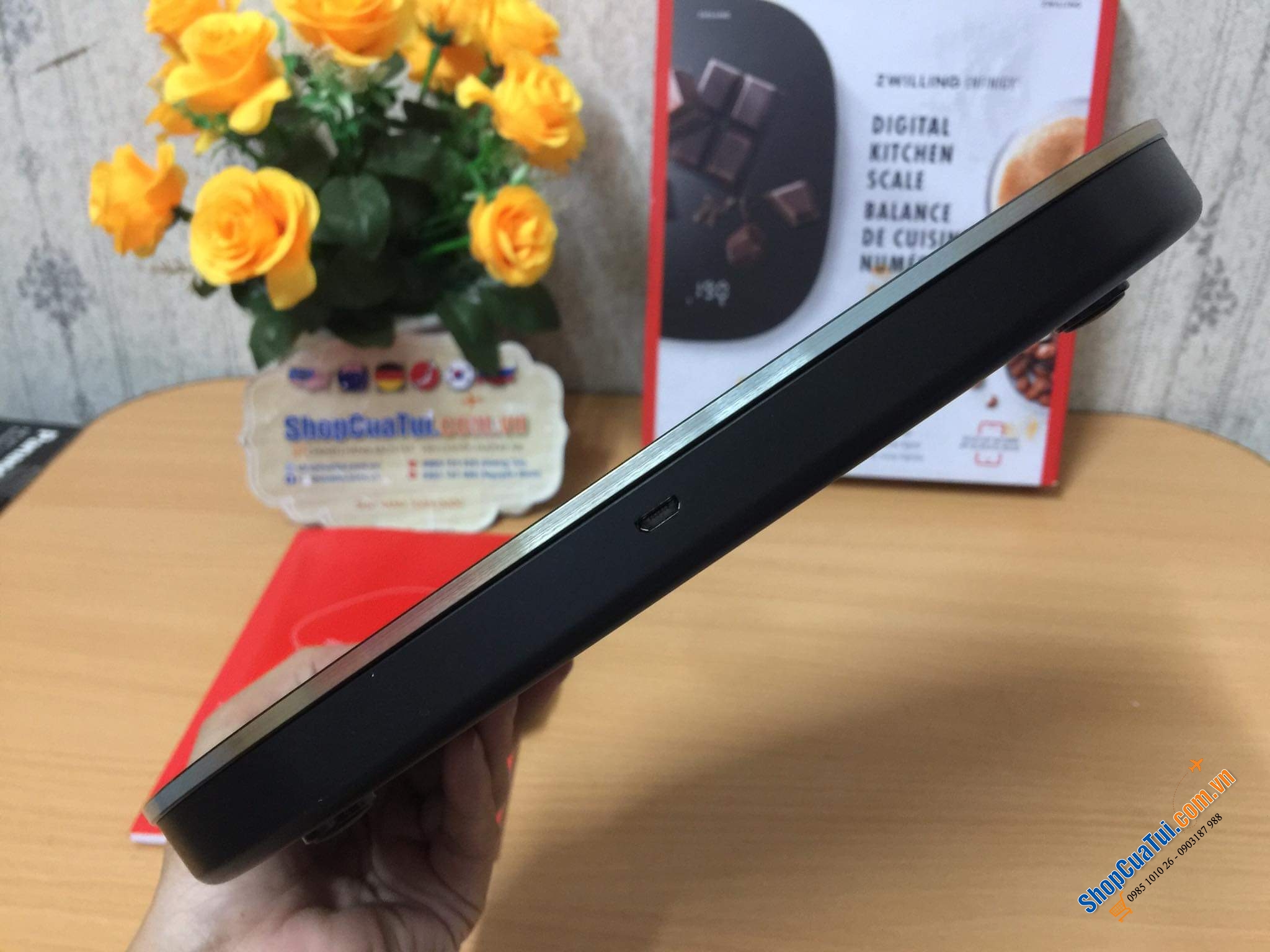 CÂN NHÀ BẾP HIỆN ĐẠI NHẤT ZWILLING DÙNG SẠC MÀU ĐEN / TRẮNG.