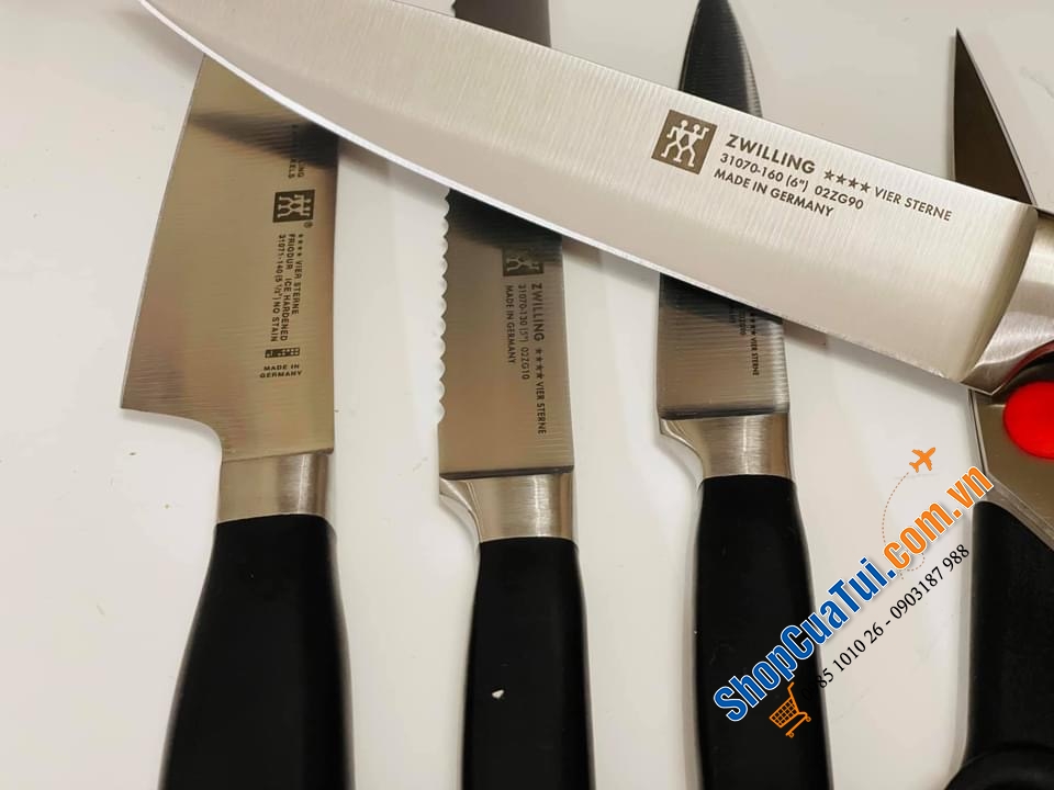Bộ dao Zwilling Vier Sterne Four Star đốc đen thuộc dòng dao đắt nhất hiện nay của Zwilling danh giá.