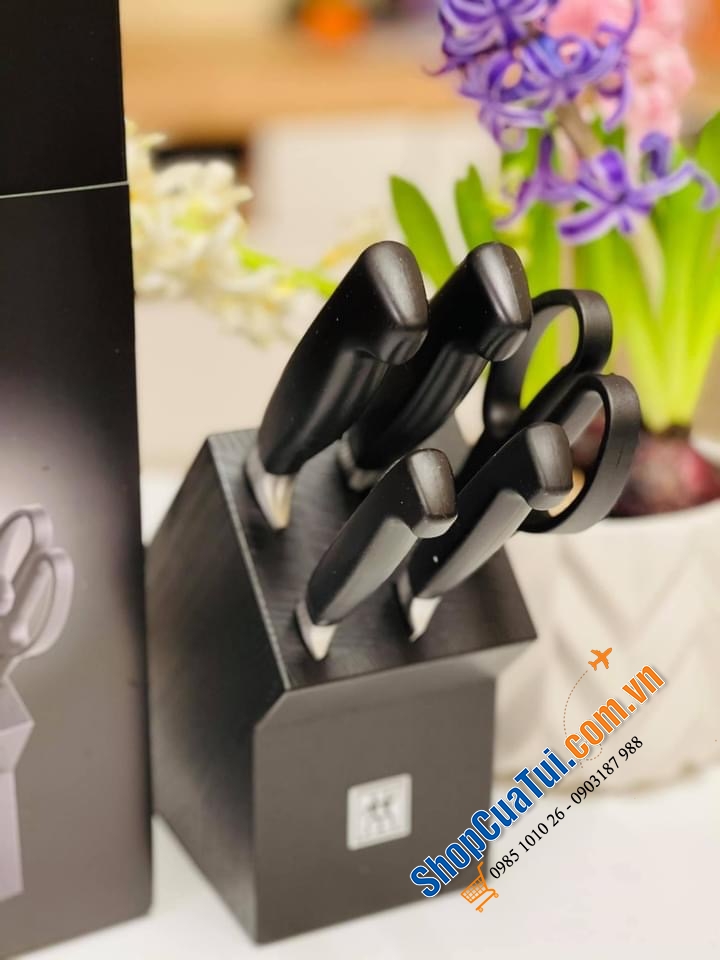 Bộ dao Zwilling Vier Sterne Four Star đốc đen thuộc dòng dao đắt nhất hiện nay của Zwilling danh giá.