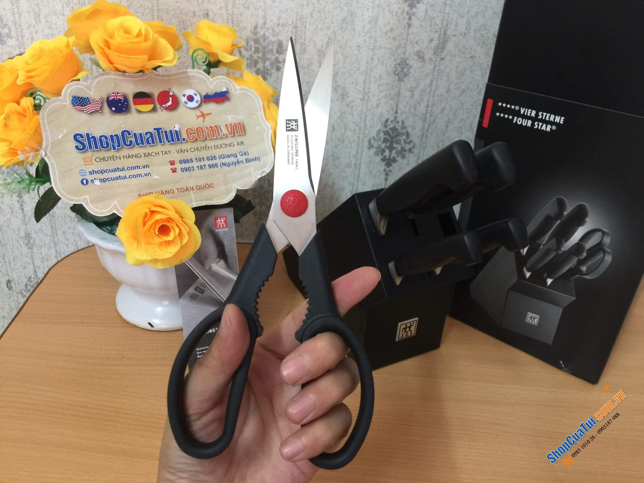 Bộ dao Zwilling Vier Sterne Four Star đốc đen thuộc dòng dao đắt nhất hiện nay của Zwilling danh giá.