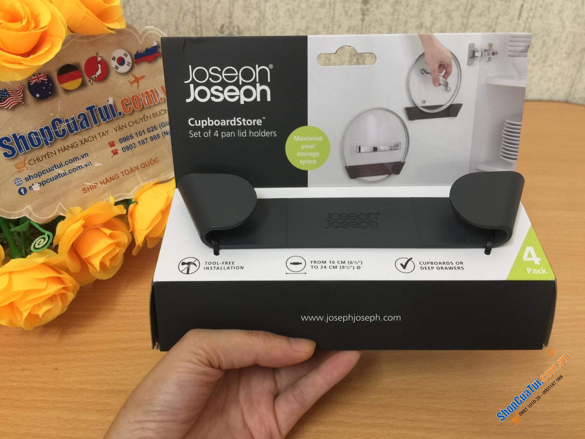 Trông căn bếp gọn gàng và thông minh nhờ giá treo nắp vung Josep Joseph.
