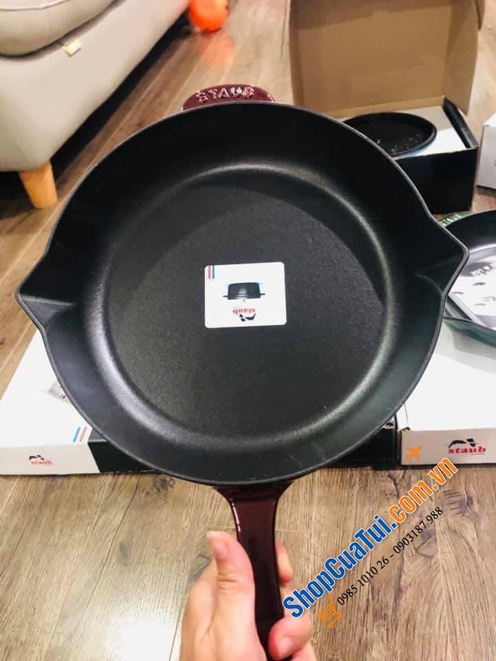 CHẢO STAUB 26 CM TAY CÁN DÀI VỚI 2 MIỆNG RÓT SIÊU TIỆN LỢI