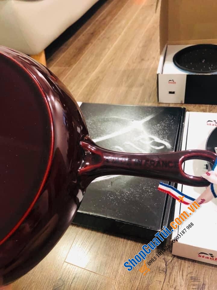 CHẢO STAUB 26 CM TAY CÁN DÀI VỚI 2 MIỆNG RÓT SIÊU TIỆN LỢI
