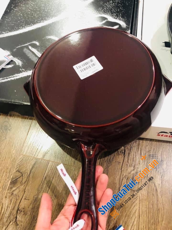 CHẢO STAUB 26 CM TAY CÁN DÀI VỚI 2 MIỆNG RÓT SIÊU TIỆN LỢI