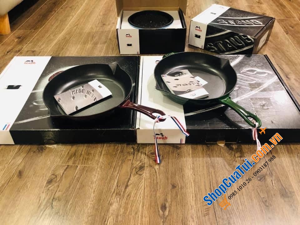 CHẢO STAUB 26 CM TAY CÁN DÀI VỚI 2 MIỆNG RÓT SIÊU TIỆN LỢI