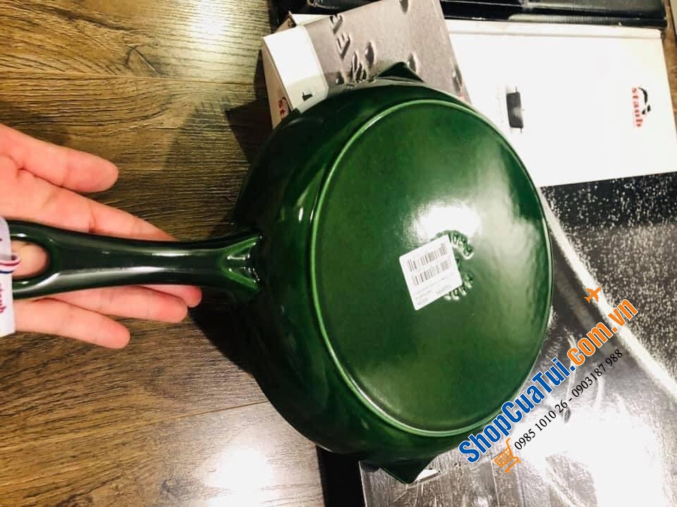 CHẢO STAUB 26 CM TAY CÁN DÀI VỚI 2 MIỆNG RÓT SIÊU TIỆN LỢI