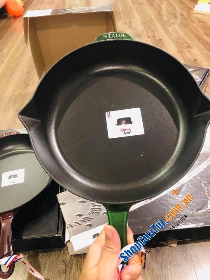 CHẢO STAUB 26 CM TAY CÁN DÀI VỚI 2 MIỆNG RÓT SIÊU TIỆN LỢI