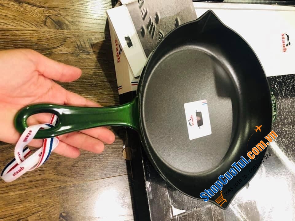 CHẢO STAUB 26 CM TAY CÁN DÀI VỚI 2 MIỆNG RÓT SIÊU TIỆN LỢI