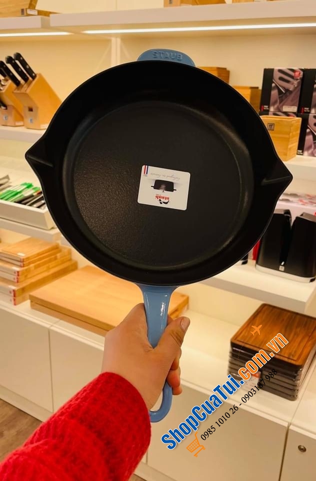 CHẢO STAUB 26 CM TAY CÁN DÀI VỚI 2 MIỆNG RÓT SIÊU TIỆN LỢI