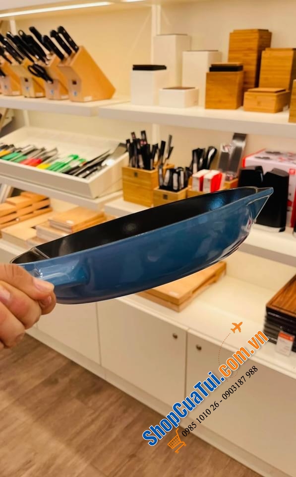 CHẢO STAUB 26 CM TAY CÁN DÀI VỚI 2 MIỆNG RÓT SIÊU TIỆN LỢI