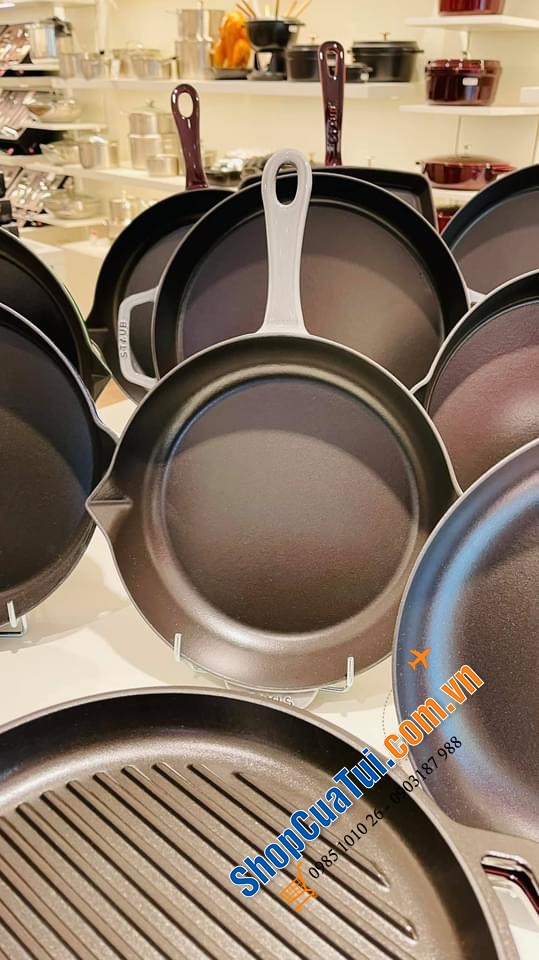CHẢO STAUB 26 CM TAY CÁN DÀI VỚI 2 MIỆNG RÓT SIÊU TIỆN LỢI