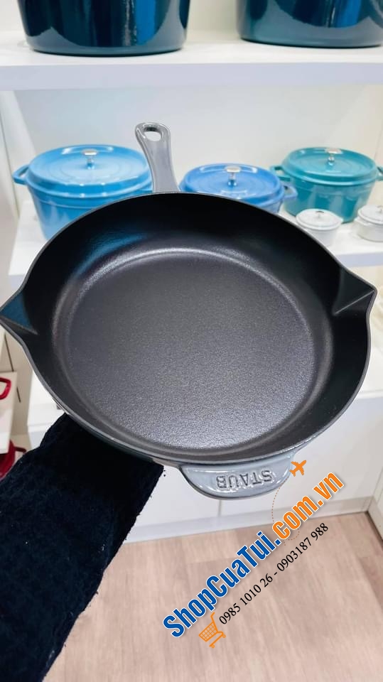 CHẢO STAUB 26 CM TAY CÁN DÀI VỚI 2 MIỆNG RÓT SIÊU TIỆN LỢI