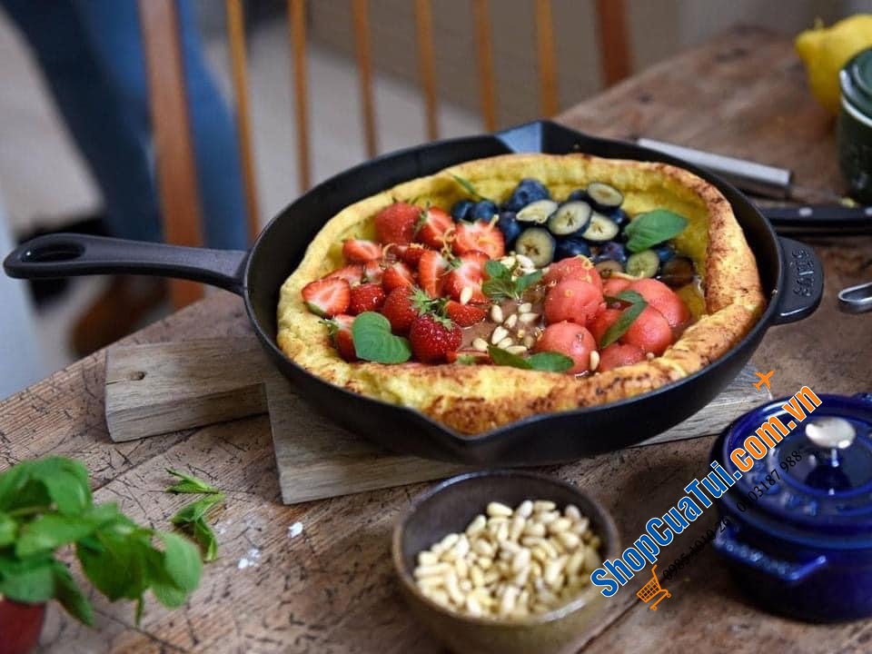 CHẢO STAUB 26 CM TAY CÁN DÀI VỚI 2 MIỆNG RÓT SIÊU TIỆN LỢI