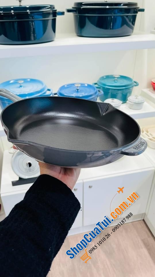 CHẢO STAUB 26 CM TAY CÁN DÀI VỚI 2 MIỆNG RÓT SIÊU TIỆN LỢI