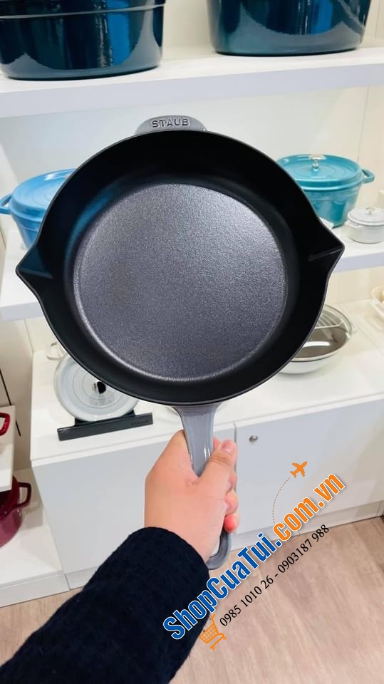 CHẢO STAUB 26 CM TAY CÁN DÀI VỚI 2 MIỆNG RÓT SIÊU TIỆN LỢI
