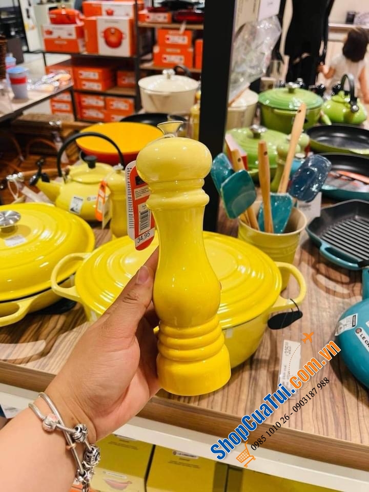 XAY TIÊU TAY LE CREUSET 21 cm MÀU ĐỎ - MÀU VÀNG