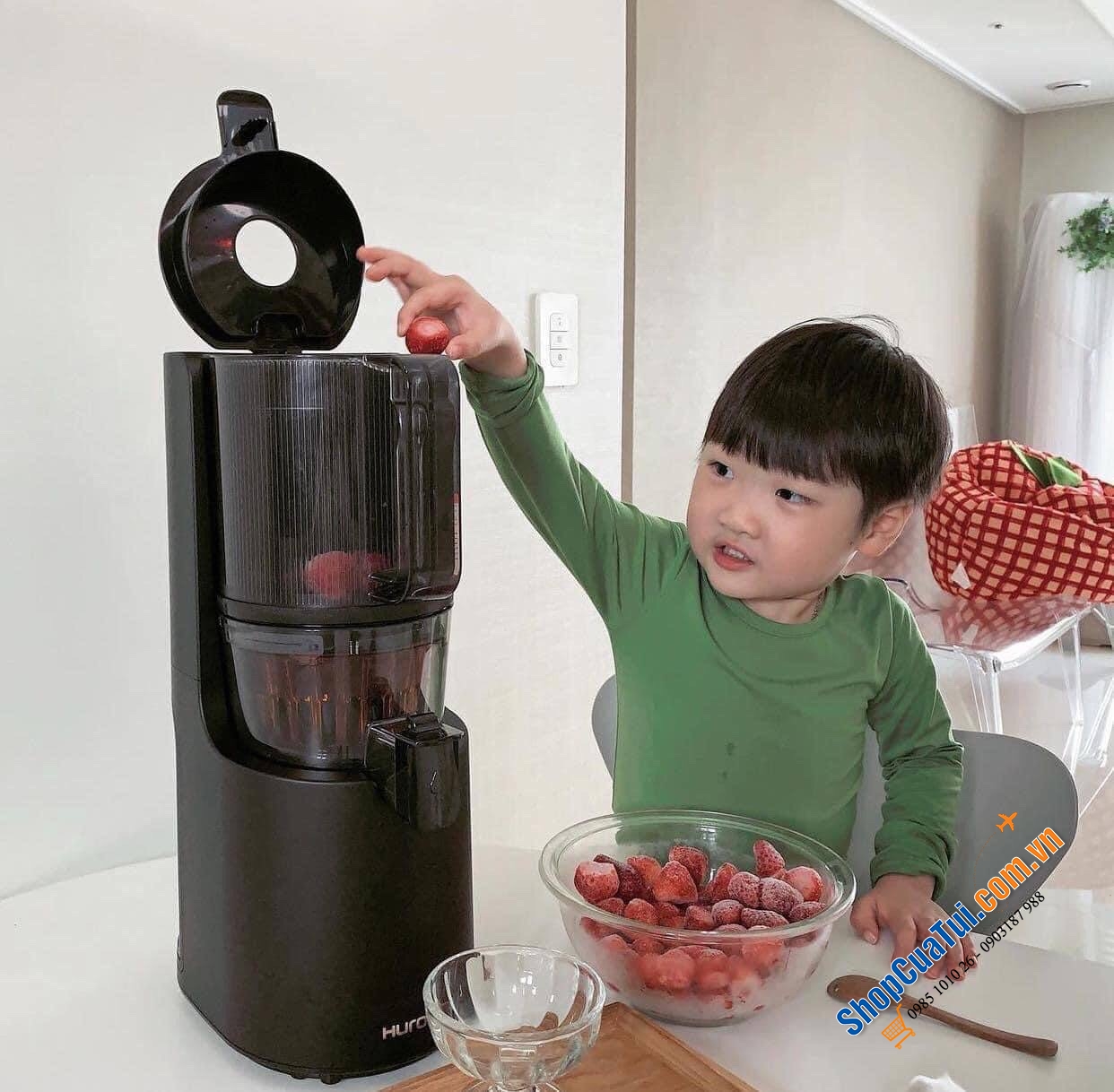 Máy ép chậm HUROM H200 - không cần cắt nhỏ, không cần cho hoa quả vào từ từ - Đỉnh cao trong làng máy ép