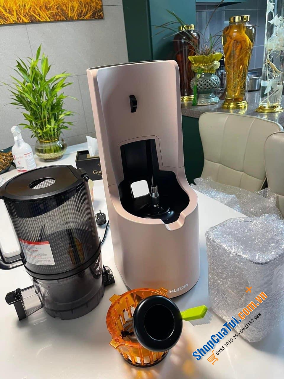 Máy ép chậm HUROM H200 - không cần cắt nhỏ, không cần cho hoa quả vào từ từ - Đỉnh cao trong làng máy ép