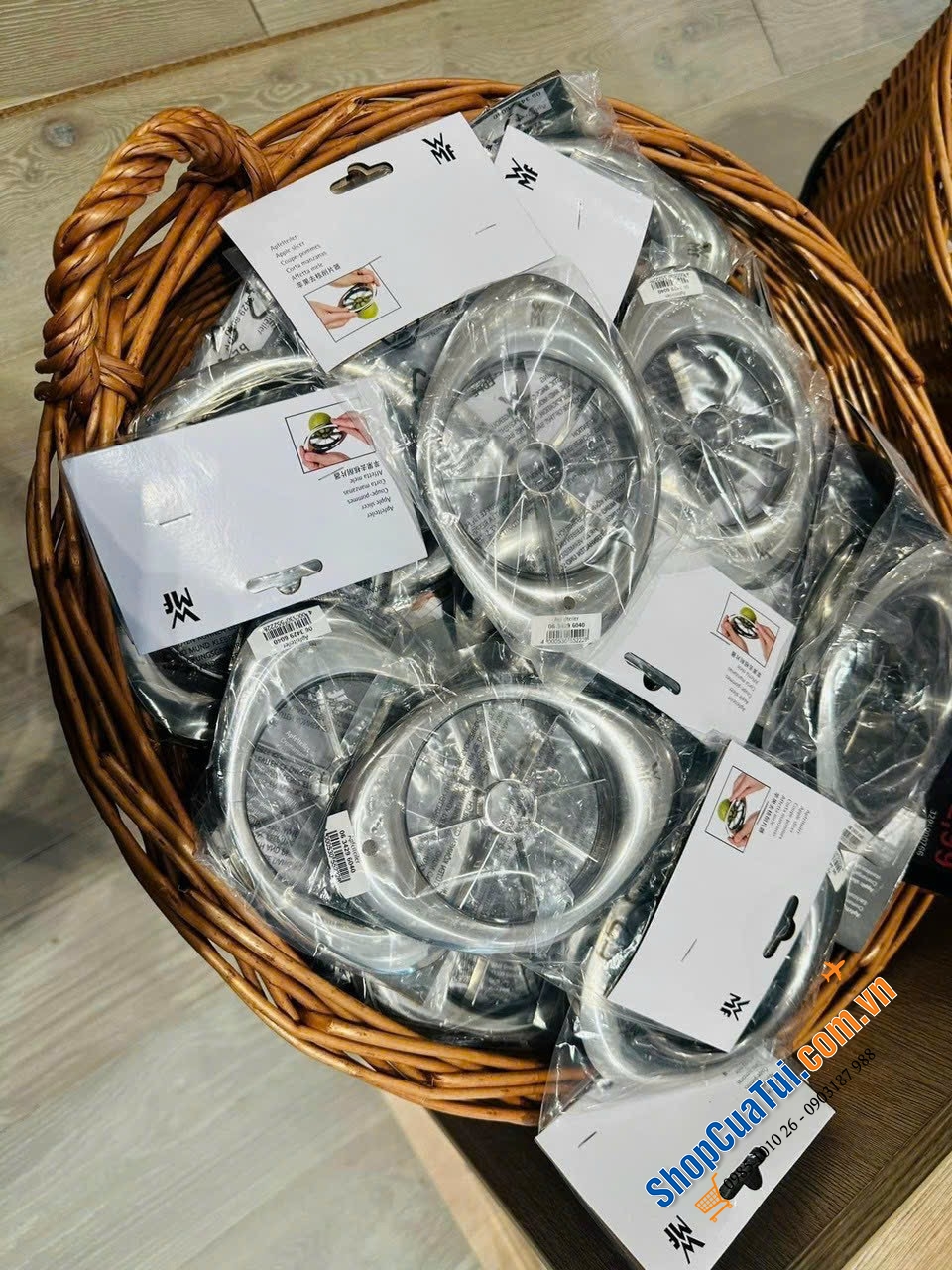 Dụng cụ bổ táo lê WMF.