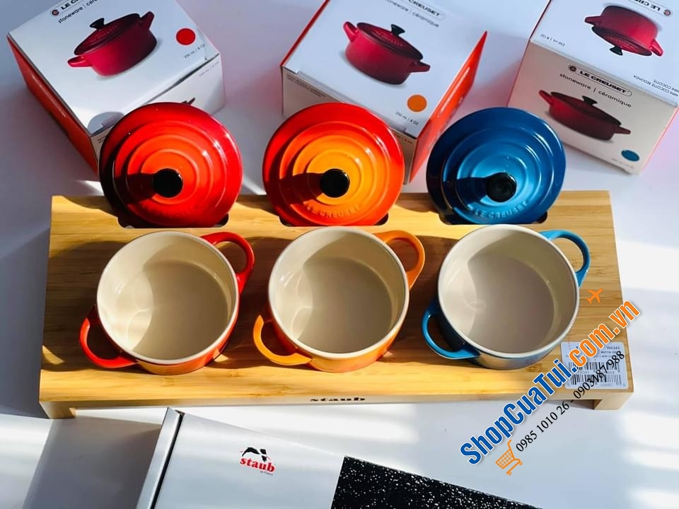 Set 3 NỒI LE CREUSET GỐM (ĐỎ - CAM -  XANH) KÈM KHAY GỖ TRE STAUB.