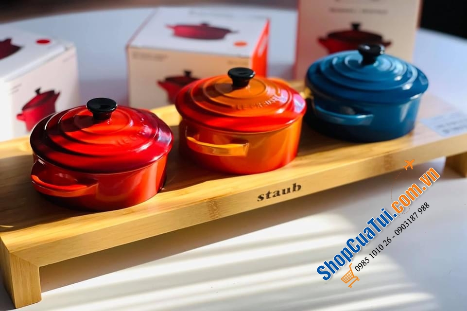 Set 3 NỒI LE CREUSET GỐM (ĐỎ - CAM -  XANH) KÈM KHAY GỖ TRE STAUB.