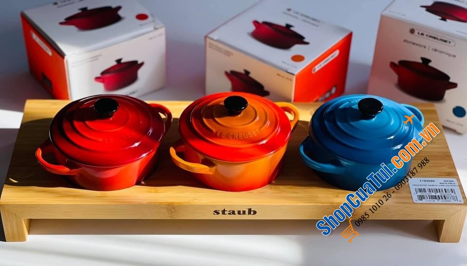 Set 3 NỒI LE CREUSET GỐM (ĐỎ - CAM -  XANH) KÈM KHAY GỖ TRE STAUB.