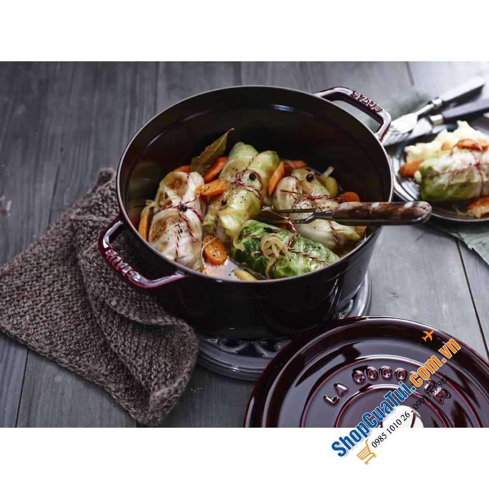 NỒI GANG ĐÚC STAUB + KÈM XỬNG MÀU - SIZE 26CM MÀU ĐỎ RƯỢU VANG ĐẬM.