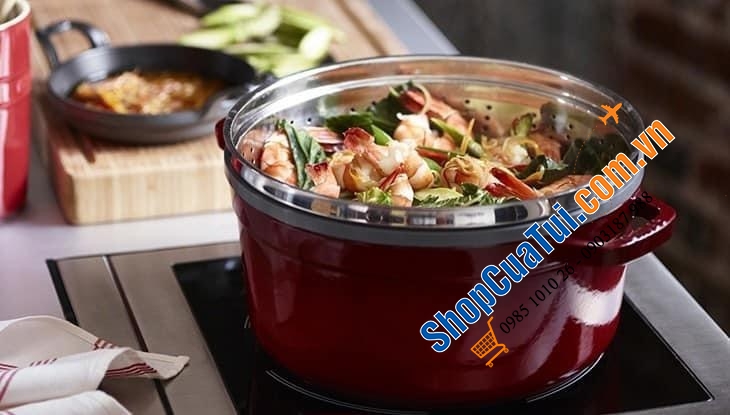 NỒI GANG ĐÚC STAUB + KÈM XỬNG MÀU - SIZE 26CM MÀU ĐỎ RƯỢU VANG ĐẬM.
