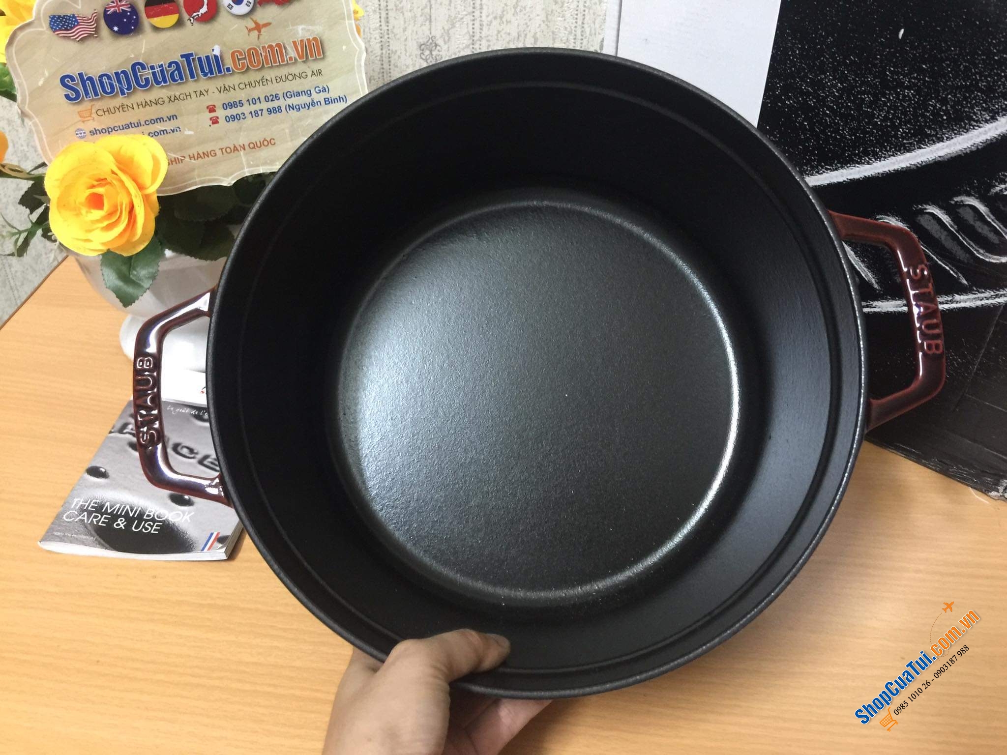 NỒI GANG ĐÚC STAUB + KÈM XỬNG MÀU - SIZE 26CM MÀU ĐỎ RƯỢU VANG ĐẬM.