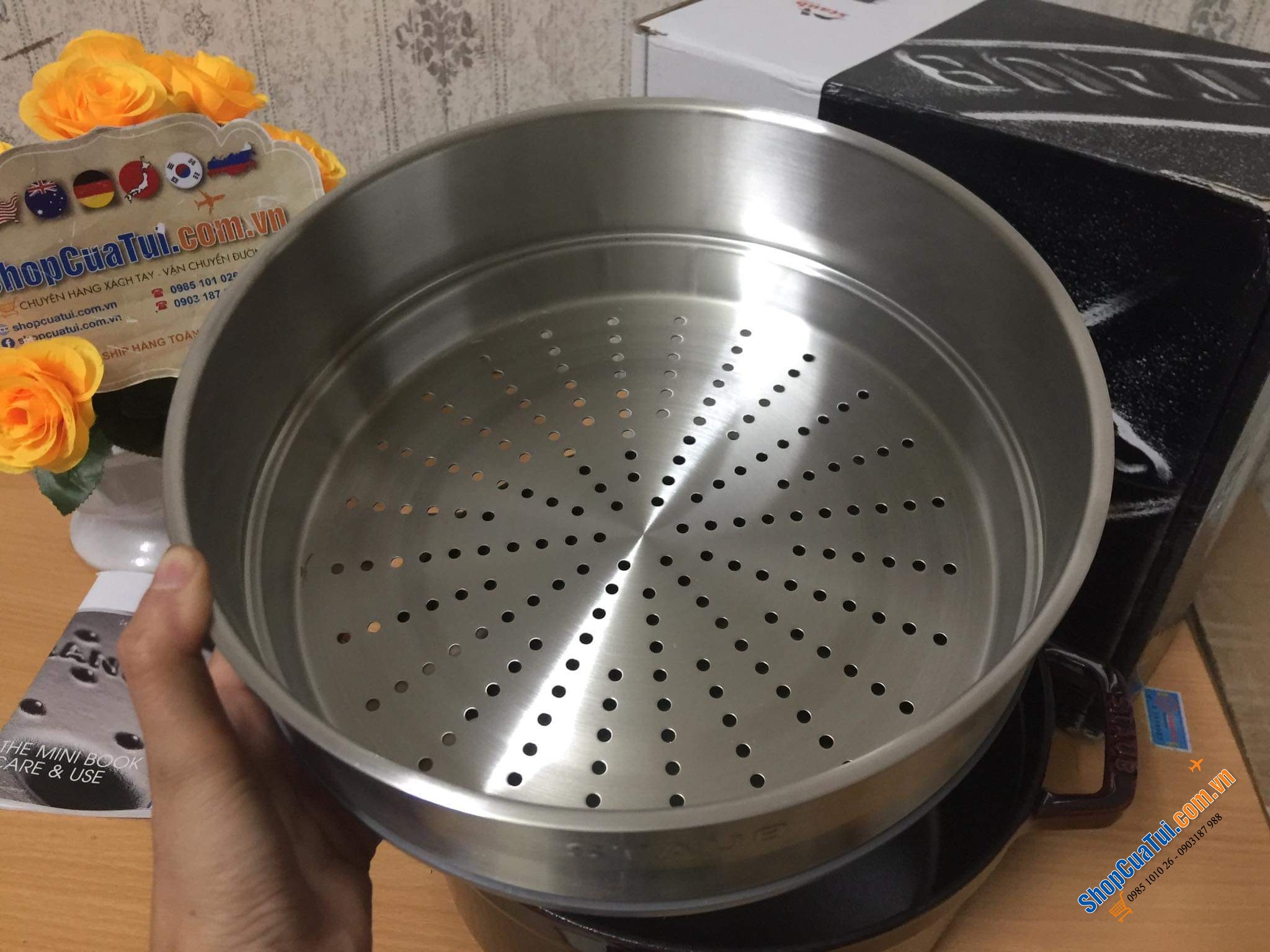 NỒI GANG ĐÚC STAUB + KÈM XỬNG MÀU - SIZE 26CM MÀU ĐỎ RƯỢU VANG ĐẬM.