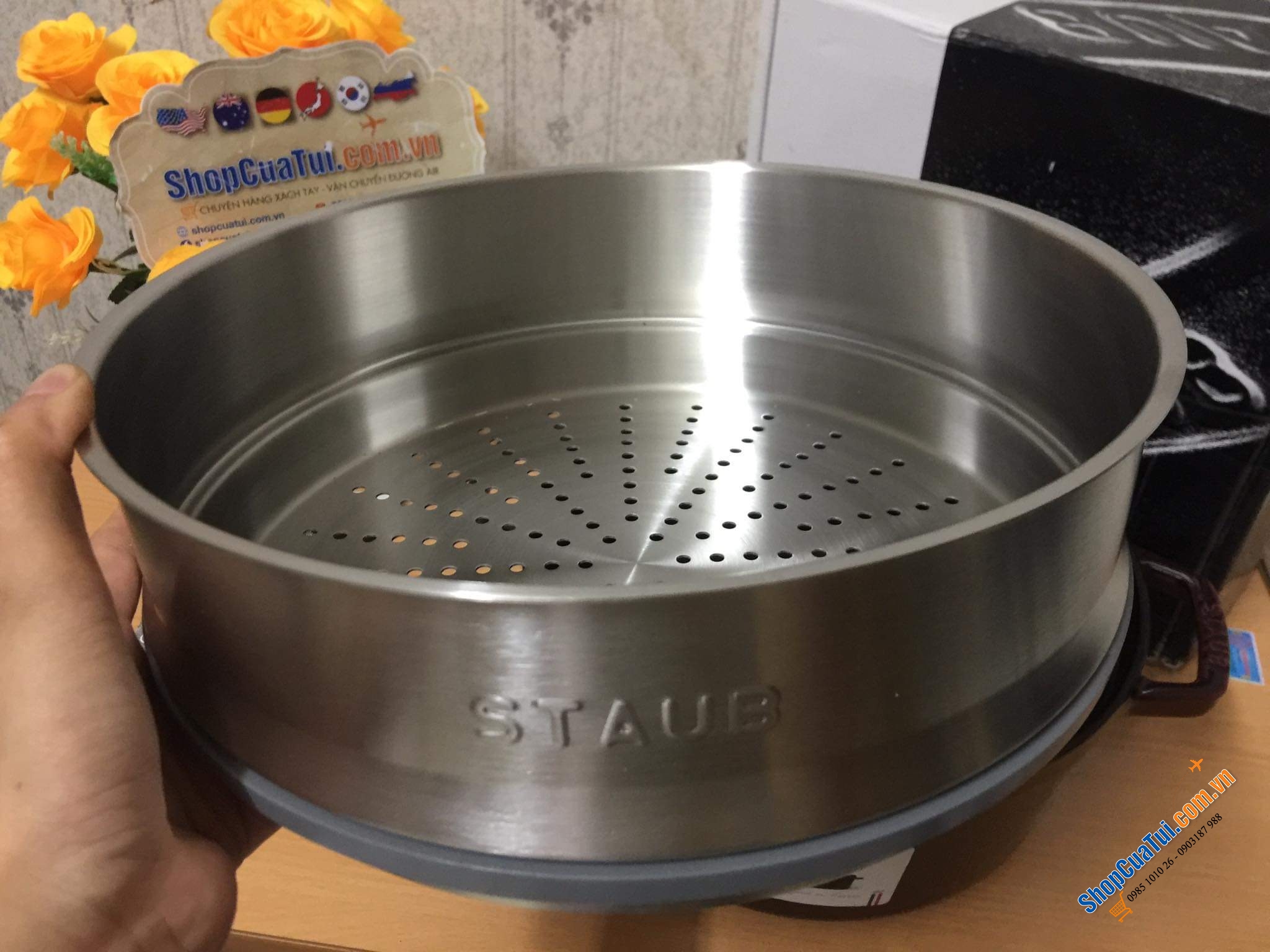 NỒI GANG ĐÚC STAUB + KÈM XỬNG MÀU - SIZE 26CM MÀU ĐỎ RƯỢU VANG ĐẬM.