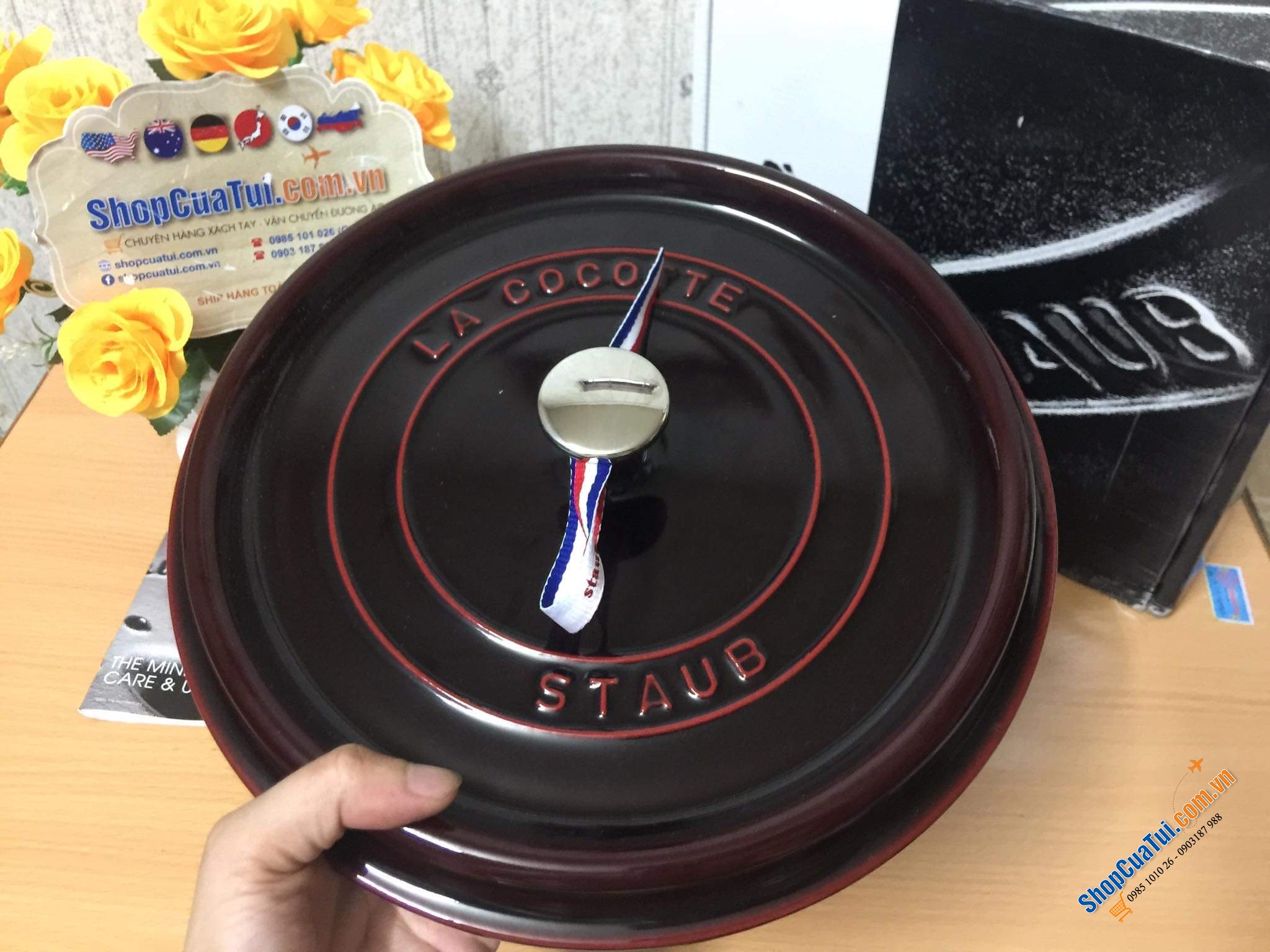 NỒI GANG ĐÚC STAUB + KÈM XỬNG MÀU - SIZE 26CM MÀU ĐỎ RƯỢU VANG ĐẬM.