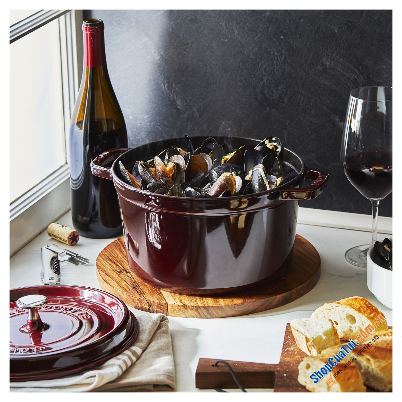 NỒI GANG ĐÚC STAUB + KÈM XỬNG MÀU - SIZE 26CM MÀU ĐỎ RƯỢU VANG ĐẬM.