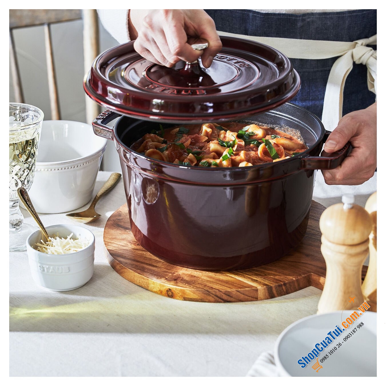 NỒI GANG ĐÚC STAUB + KÈM XỬNG MÀU - SIZE 26CM MÀU ĐỎ RƯỢU VANG ĐẬM.