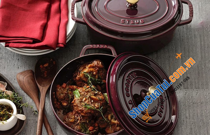 NỒI GANG ĐÚC STAUB + KÈM XỬNG MÀU - SIZE 26CM MÀU ĐỎ RƯỢU VANG ĐẬM.